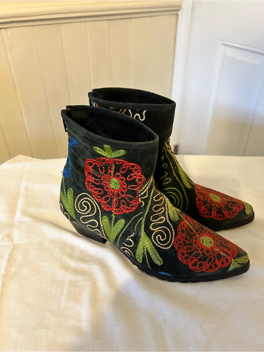 Artemis Turkey Handmade Velvet Suzani Embroidered Boots/EU 38 US 7/7.5 NEW